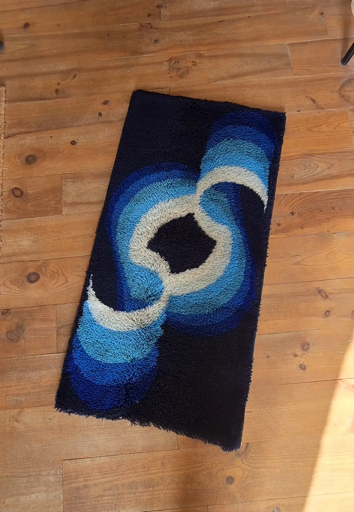 Vintage blue Space Age carpet from the 1970s in long pile wool.
