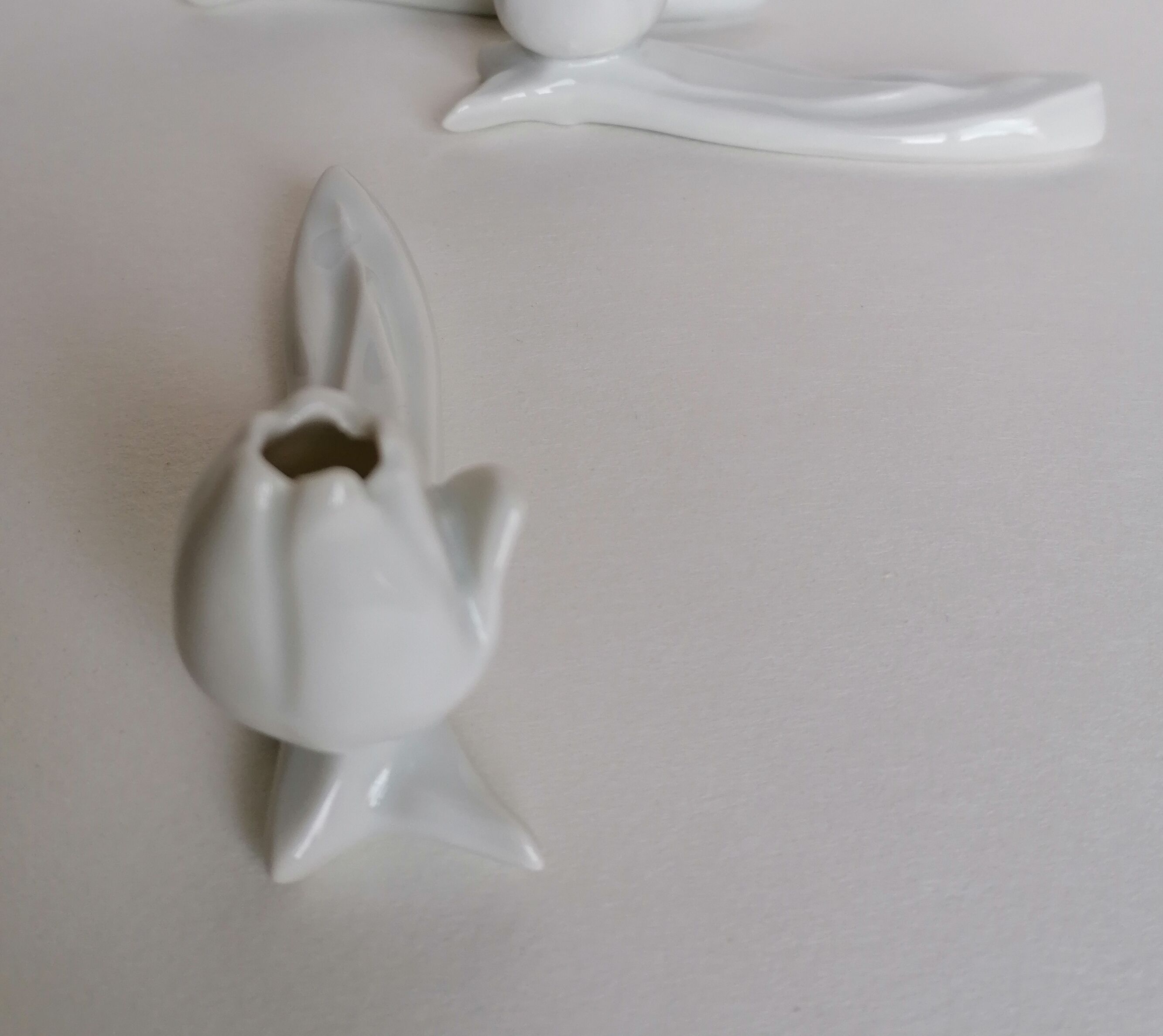 6 white porcelain knife holders