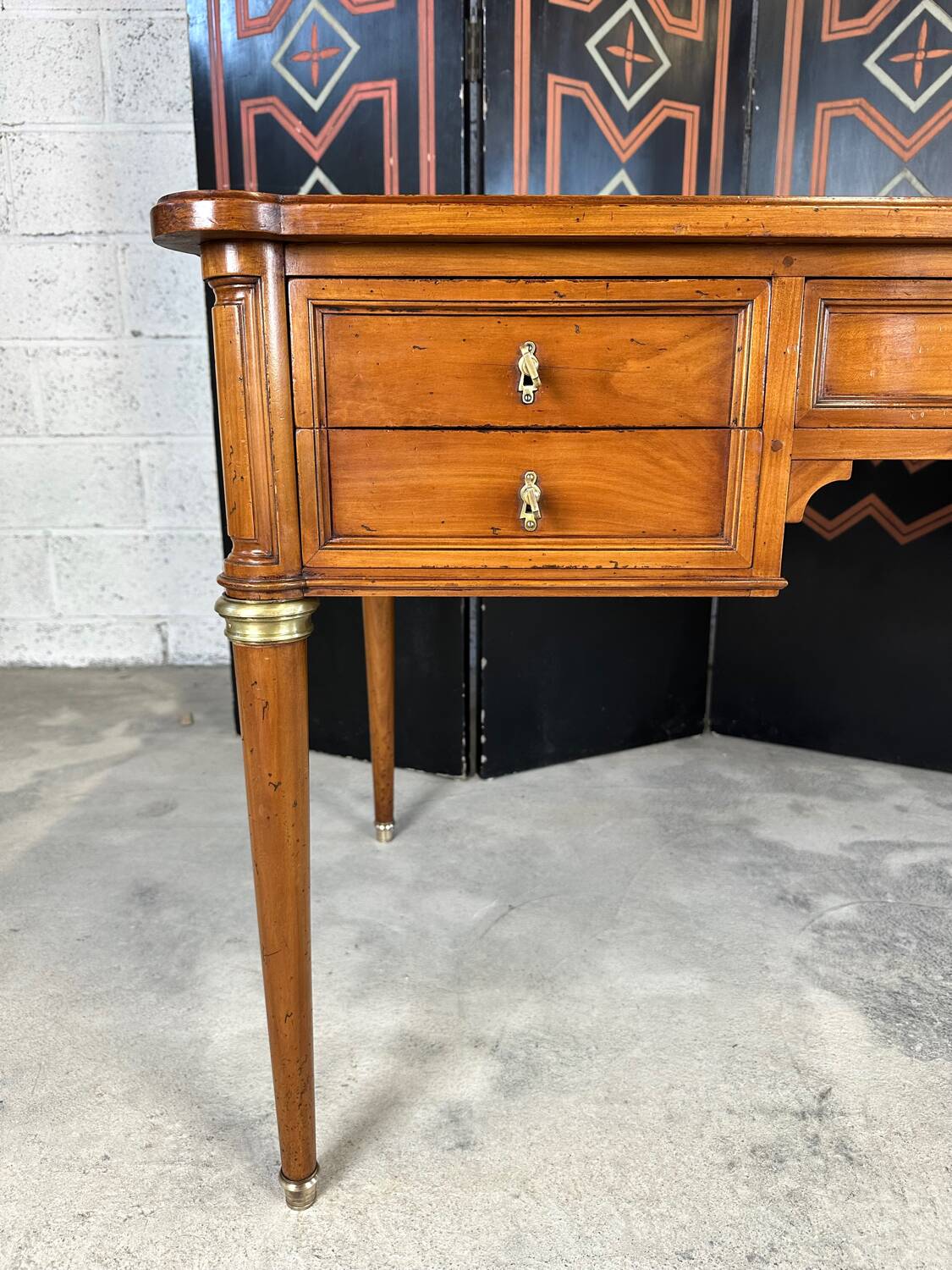 Bureau plat Louis XVI dessus cuir noir