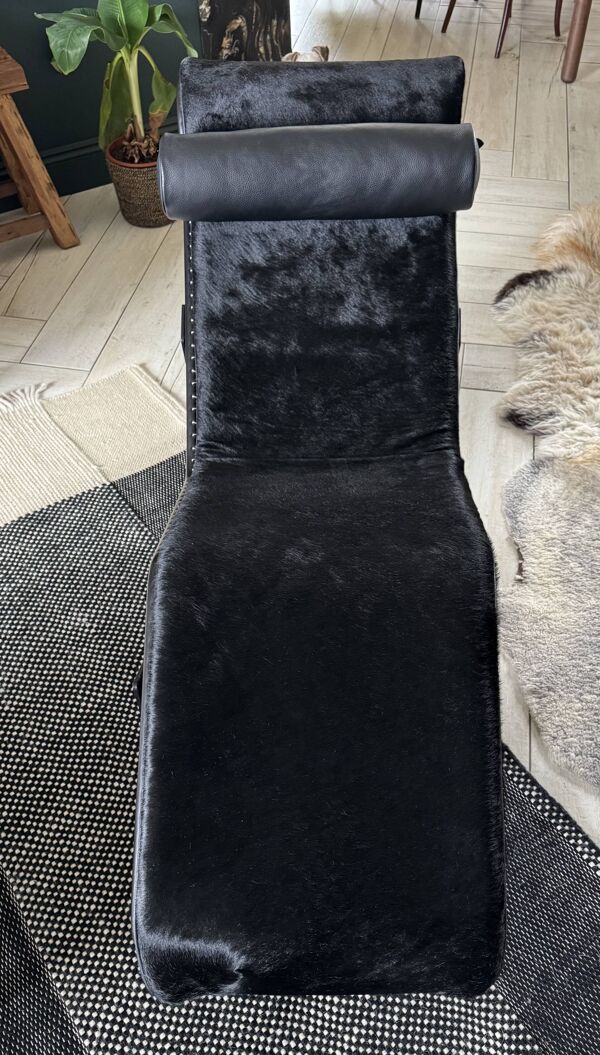 Fauteuil, chaise longue en peau Noire modèle LC4 Le Corbusier