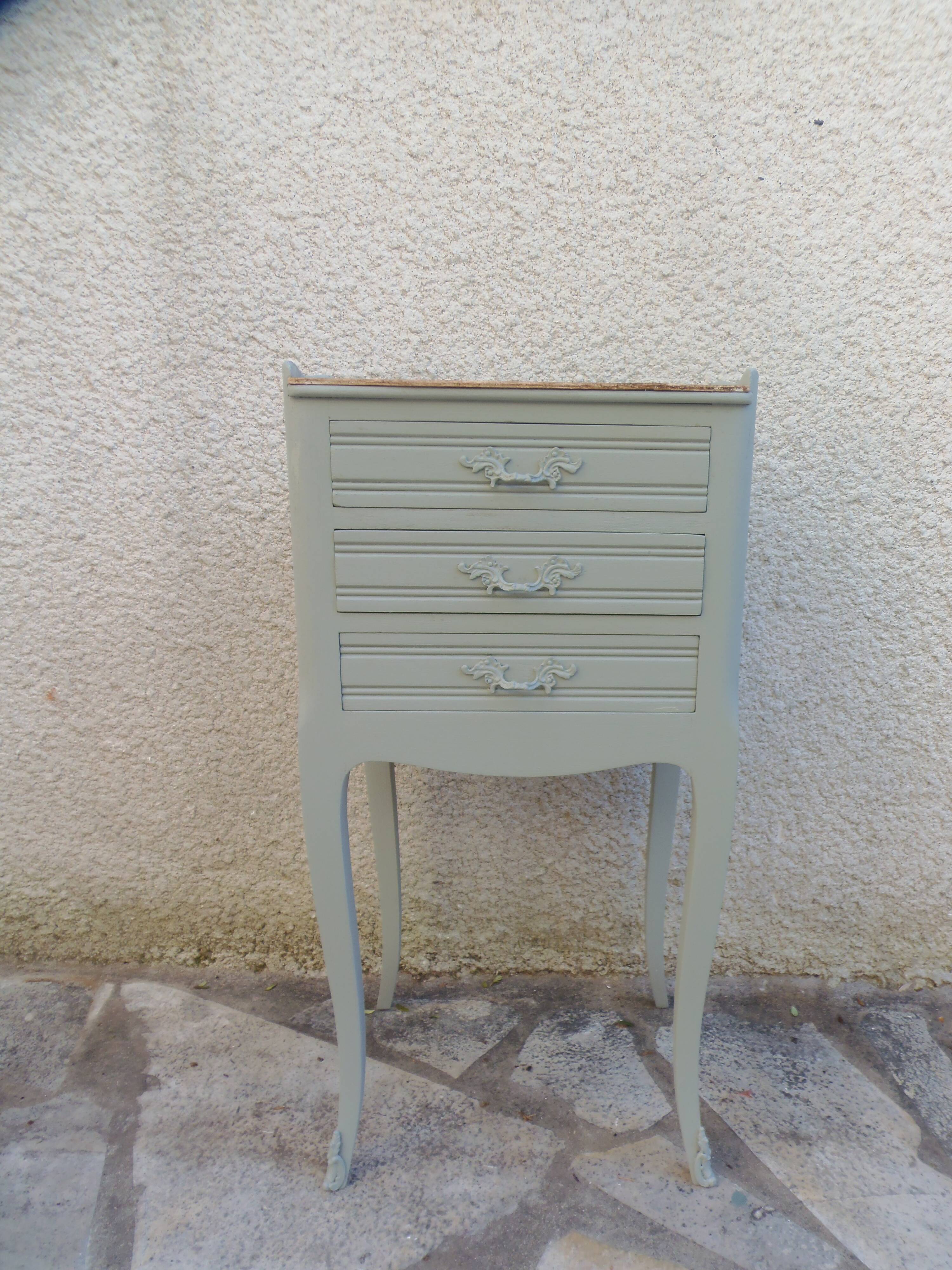 Chevet style Louis XV de belle facture réenchanté en vert de gris.