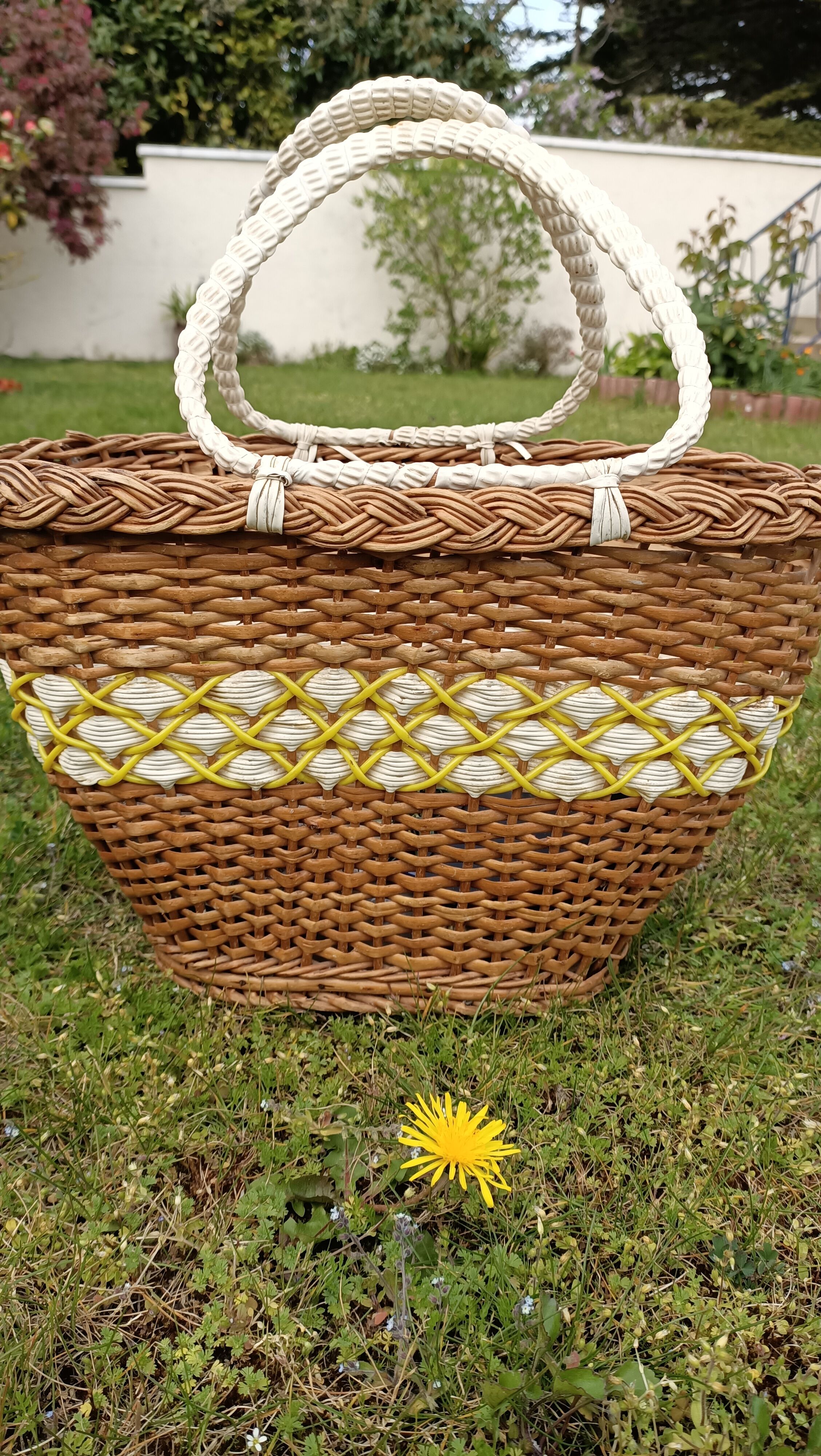 Vintage woven wicker and scoubidou basket