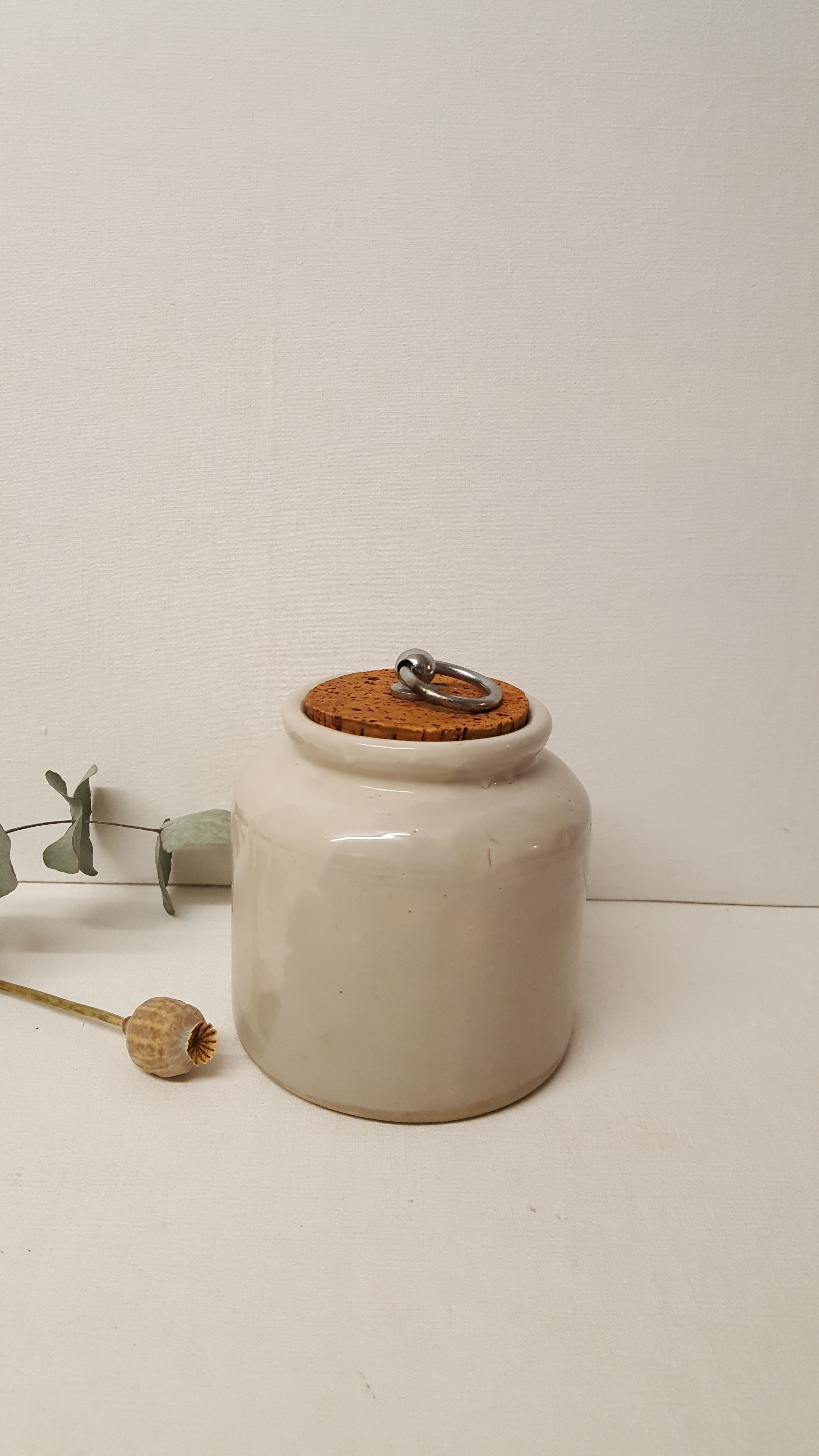 Sandstone pot with lid