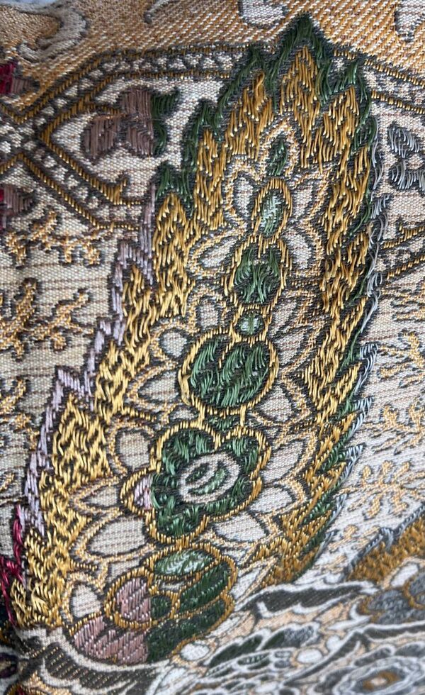 Nappe en soie d’Alger époque début XXe motifs floraux rehaussés de fils dorés, fait main