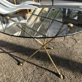 Table basse en verre et laiton pieds tripode en forme de sabot, 1970