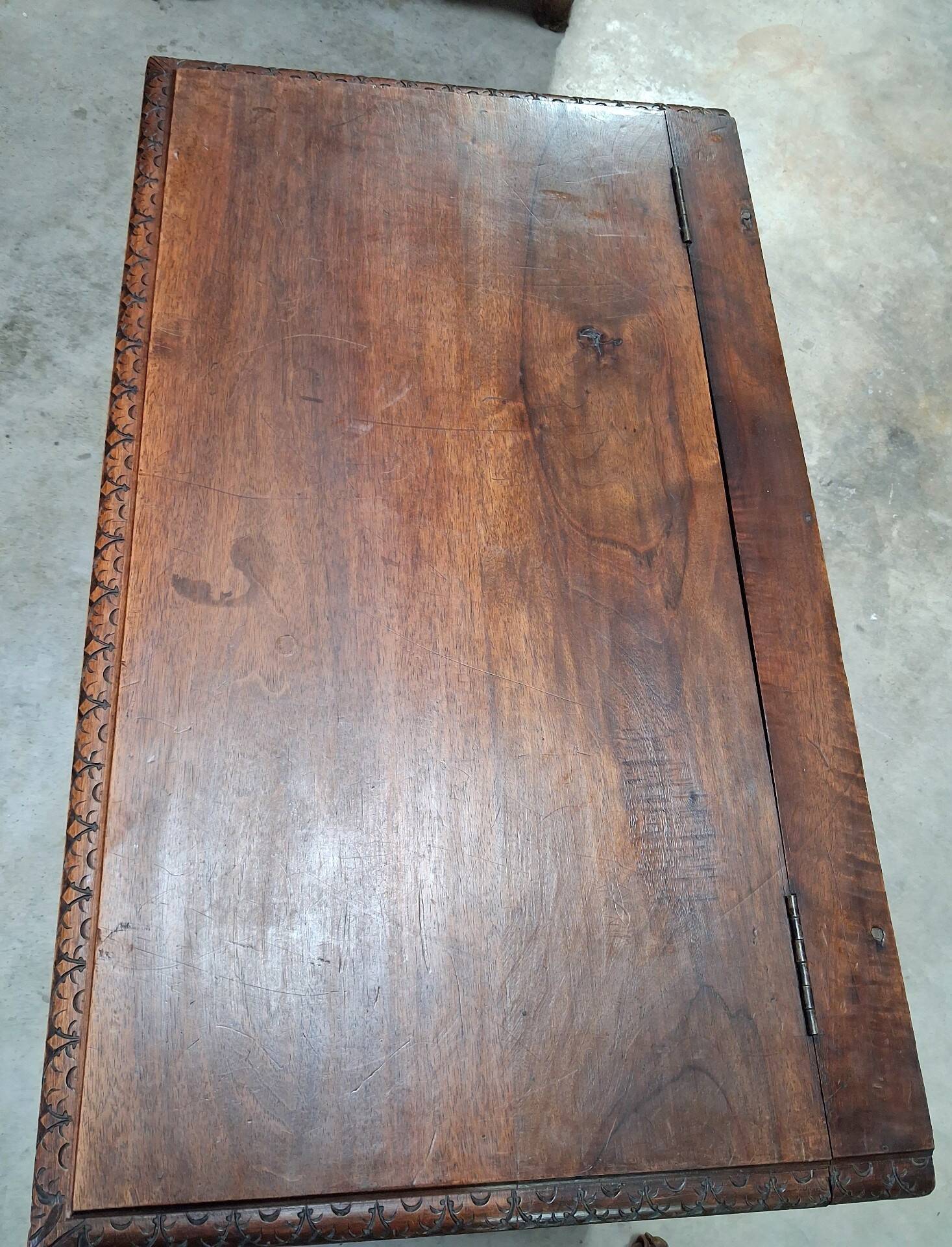 Renaissance-style chest in carved walnut from the 19th century.