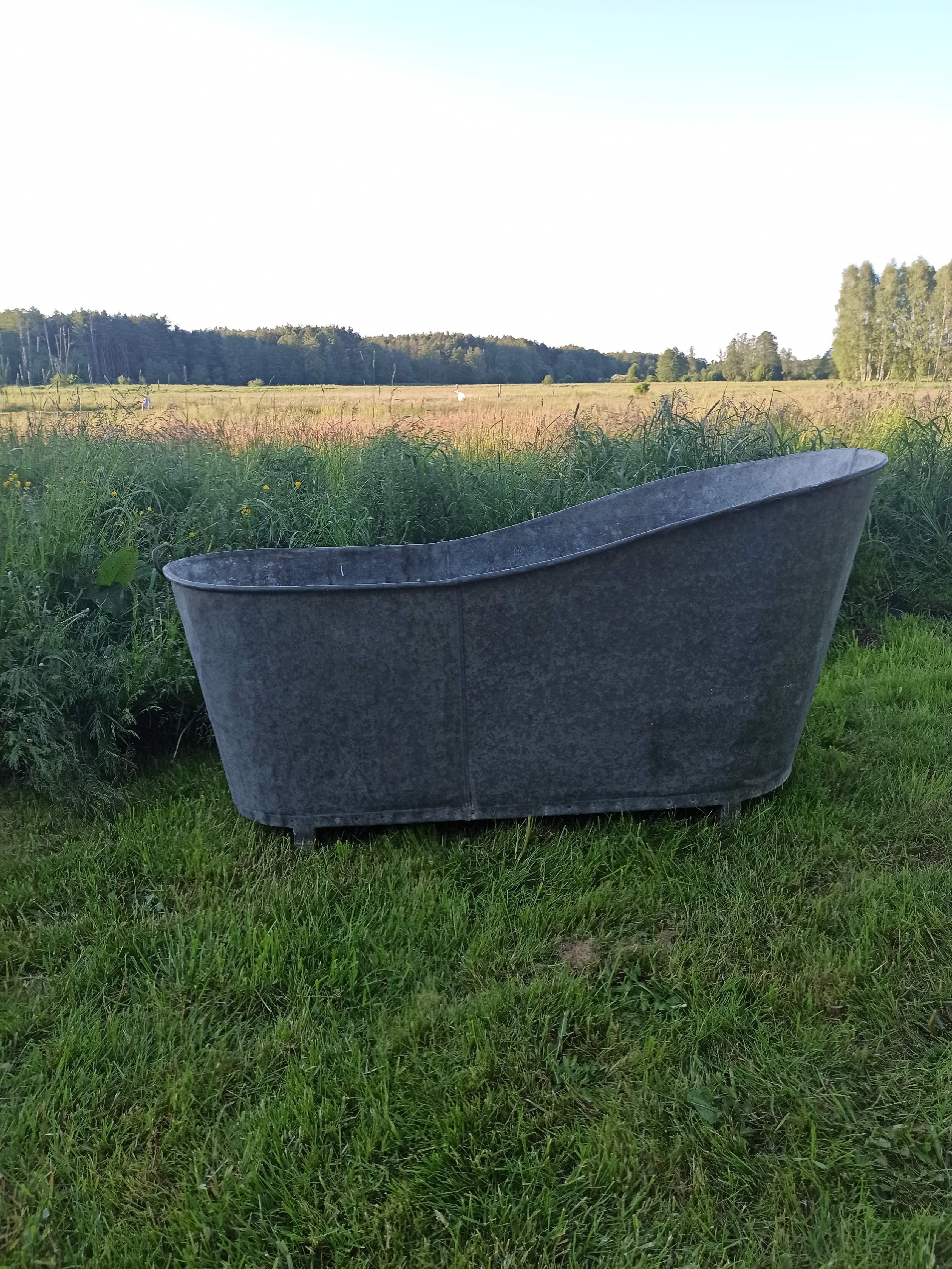 Ancienne baignoire en zinc pour le jardin.