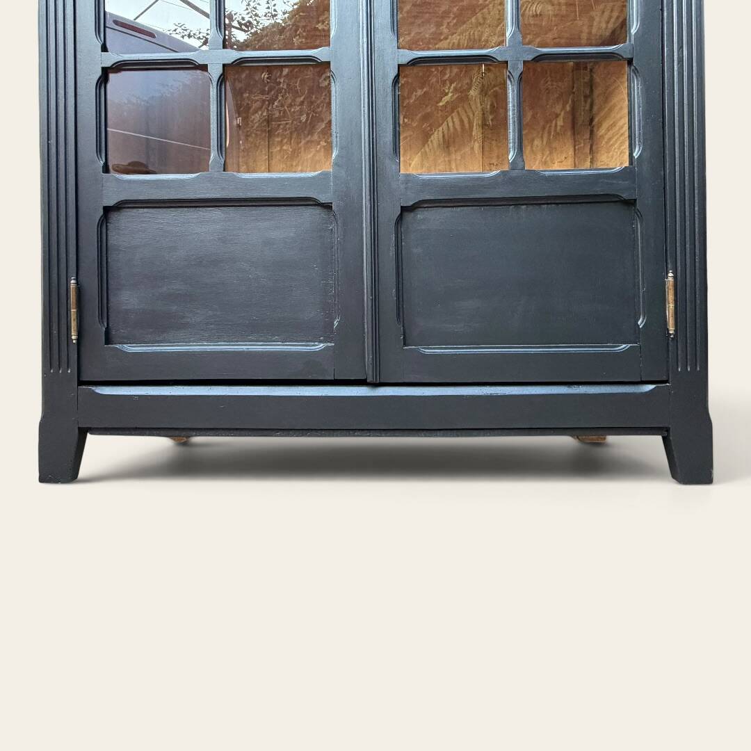 Armoire parisienne noire vitrée rénovée
