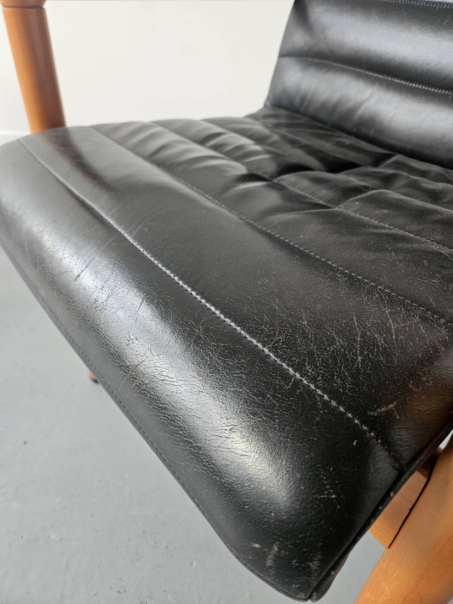 Pair of vintage Flototto armchairs in leather and wood, 1980s.