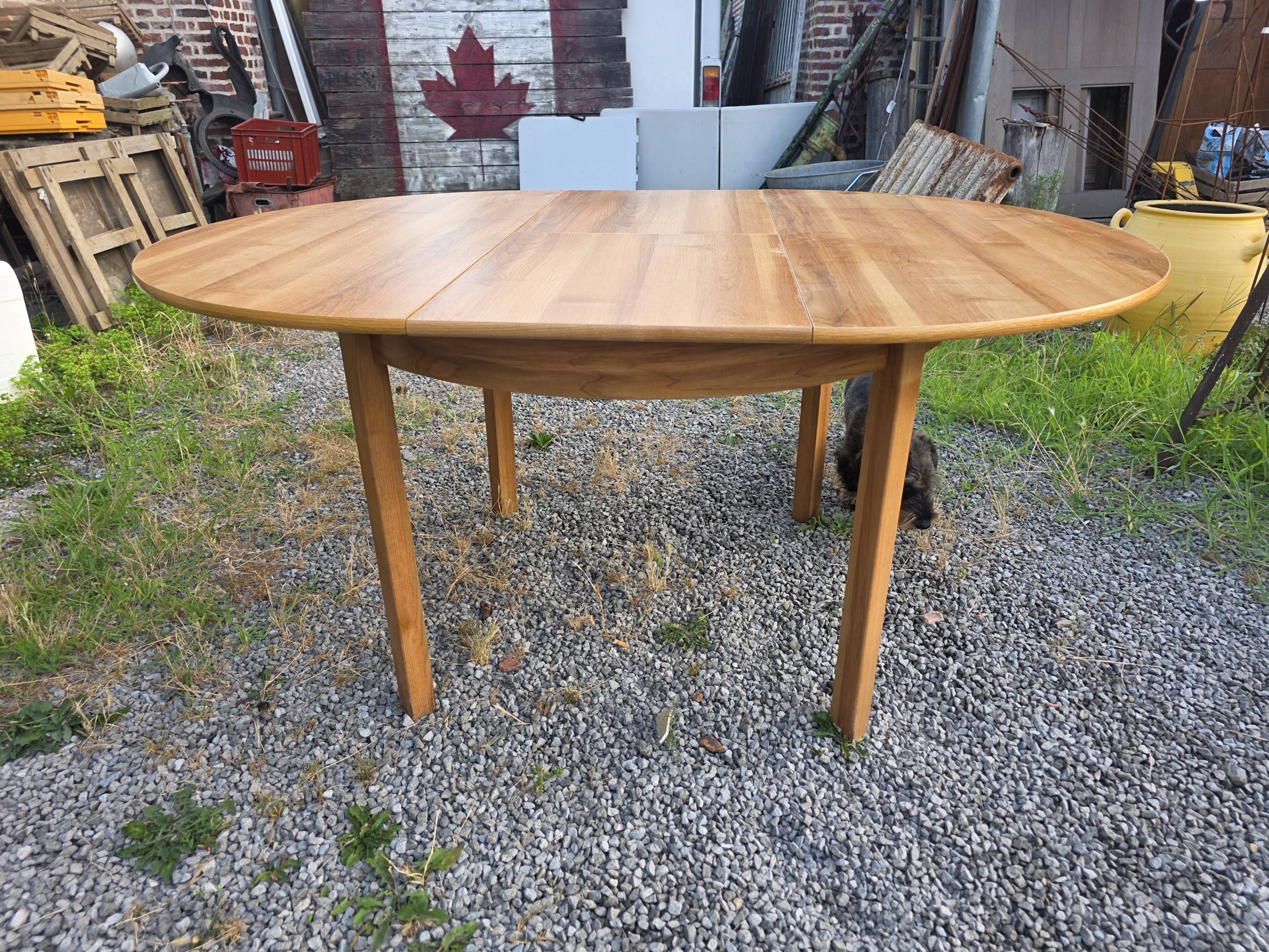Scandinavian extendable oak table from the 1960s (butterfly extension)