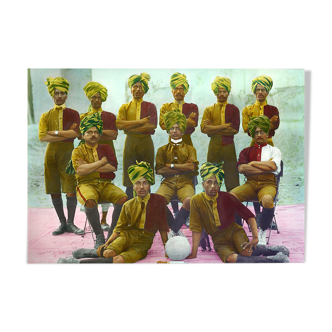 Photo d’une équipe de foot, Rajasthan vers 1920, photographie ancienne colorée