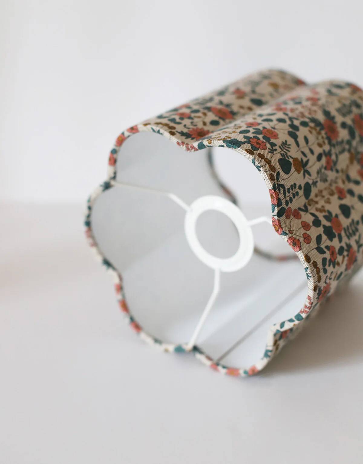 Flower-shaped lampshade printed with "English Garden" Flora.