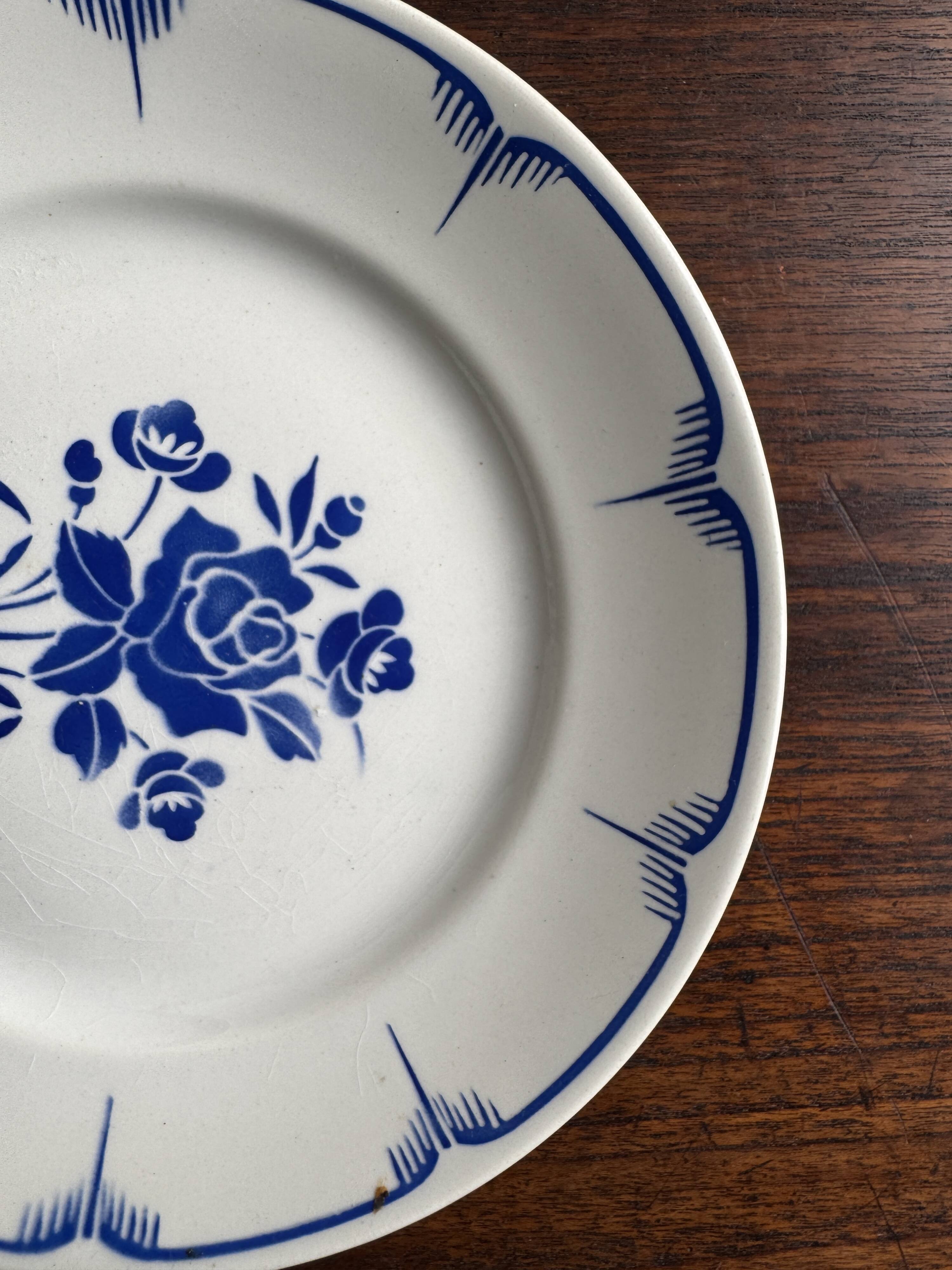 Decorative plate with blue flower pattern D25