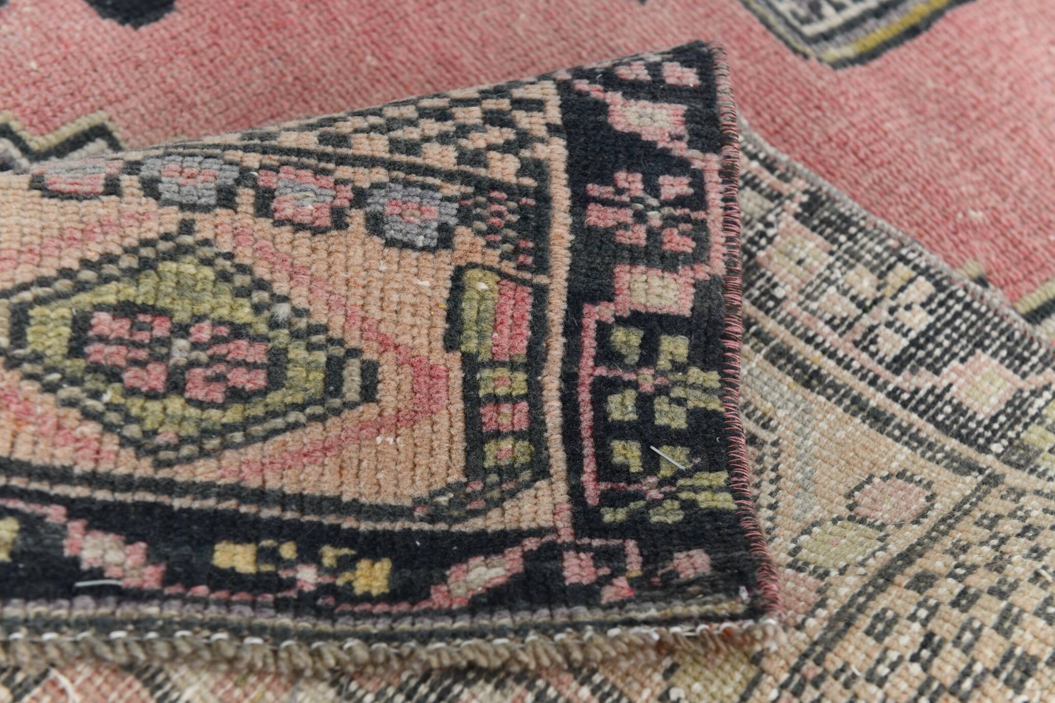 Tapis vintage oriental fait main rose et crème 4x7, 130x225 cm