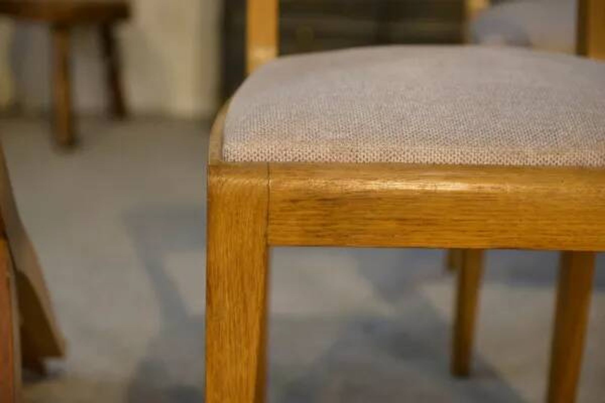 Ensemble de 6 chaises en chêne par Gaston Poisson 1940’s