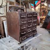 Meuble de métiers en métal