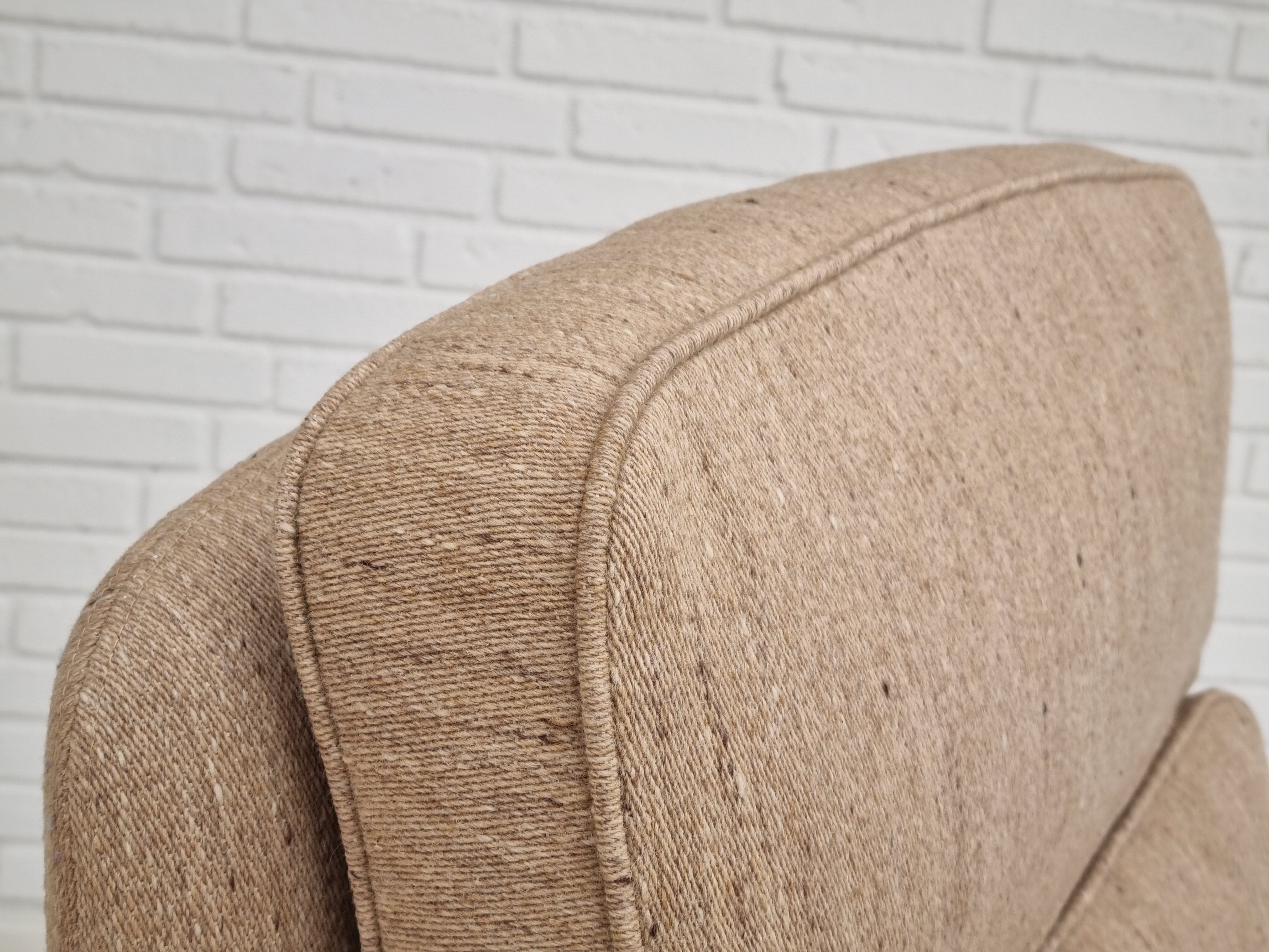 Fauteuil pivotant et son repose-pieds, laine