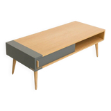 Table basse avec un caisson en chêne équipé de 2 portes coulissantes, pieds en chêne massif