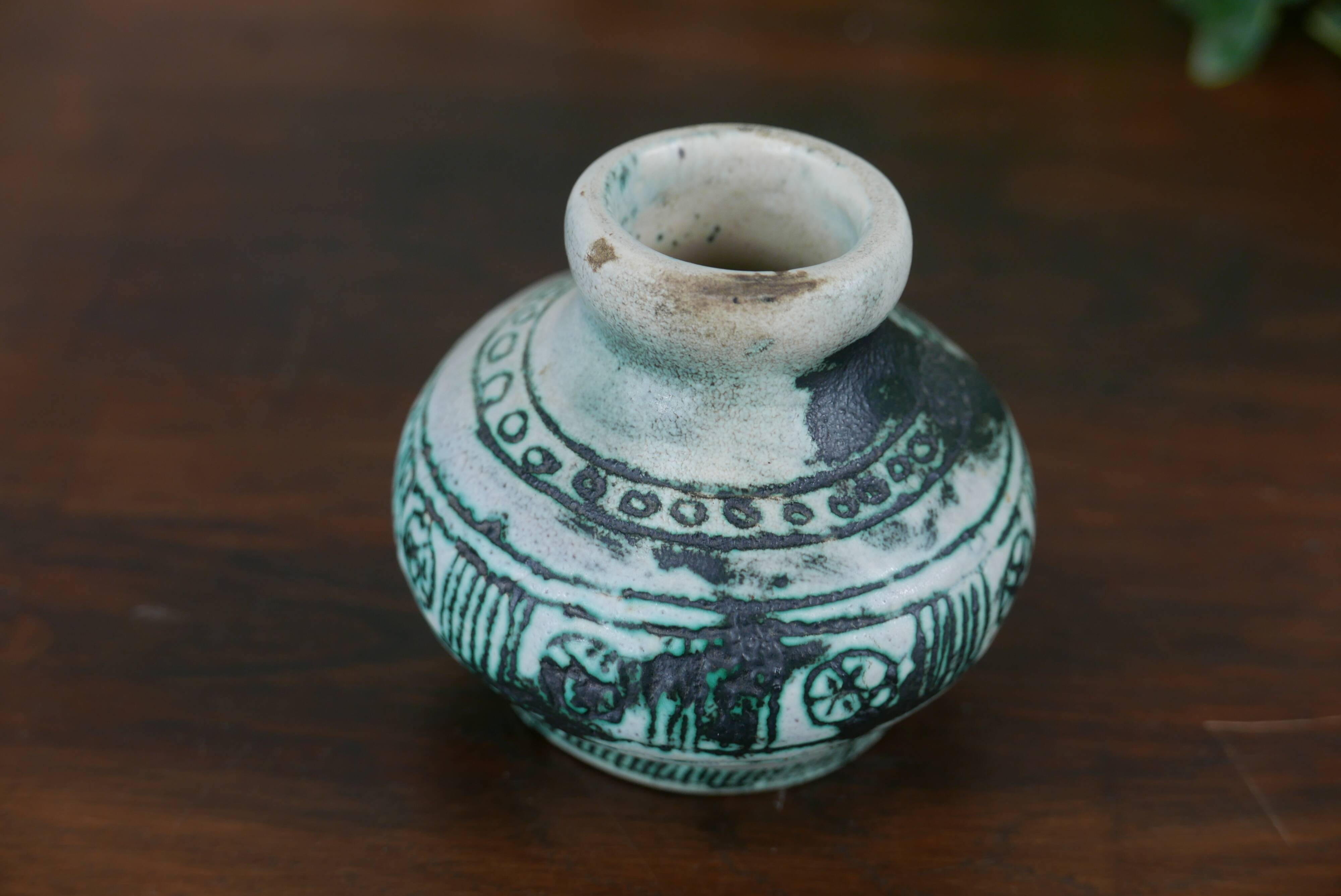 Petit vase signé Jacques Blin.