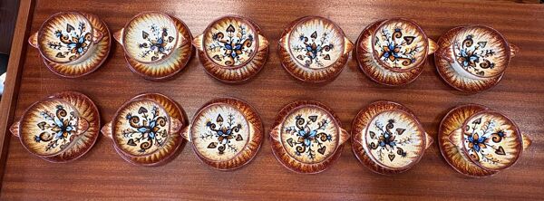 Set de 12 bols à oreilles avec soucoupes – Faïence de Quimper – P. Fouillen