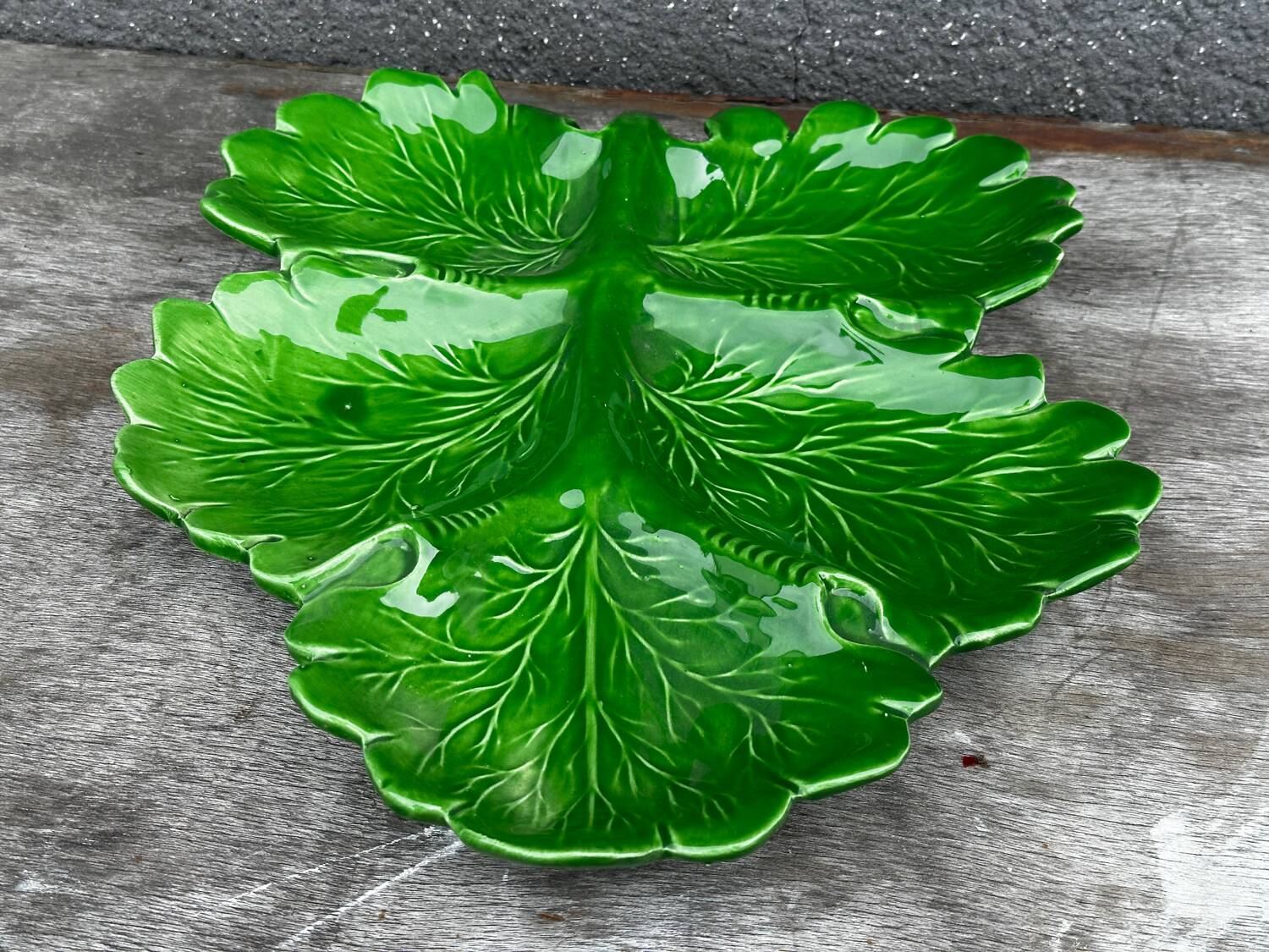 Green Ceramic Hors d'Oeuvres Dish in Leaf Shape, Art Deco Period