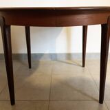 Round dining table with Scandinavian and Danish design in extendable teak from the 60s
