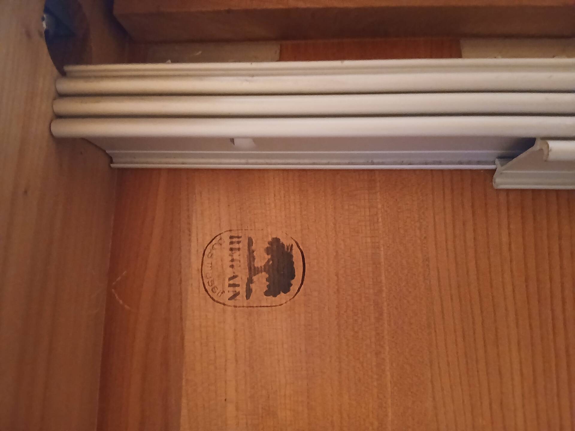 Maison Regain table ronde et chaises en orme massif