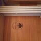 Maison Regain table ronde et chaises en orme massif