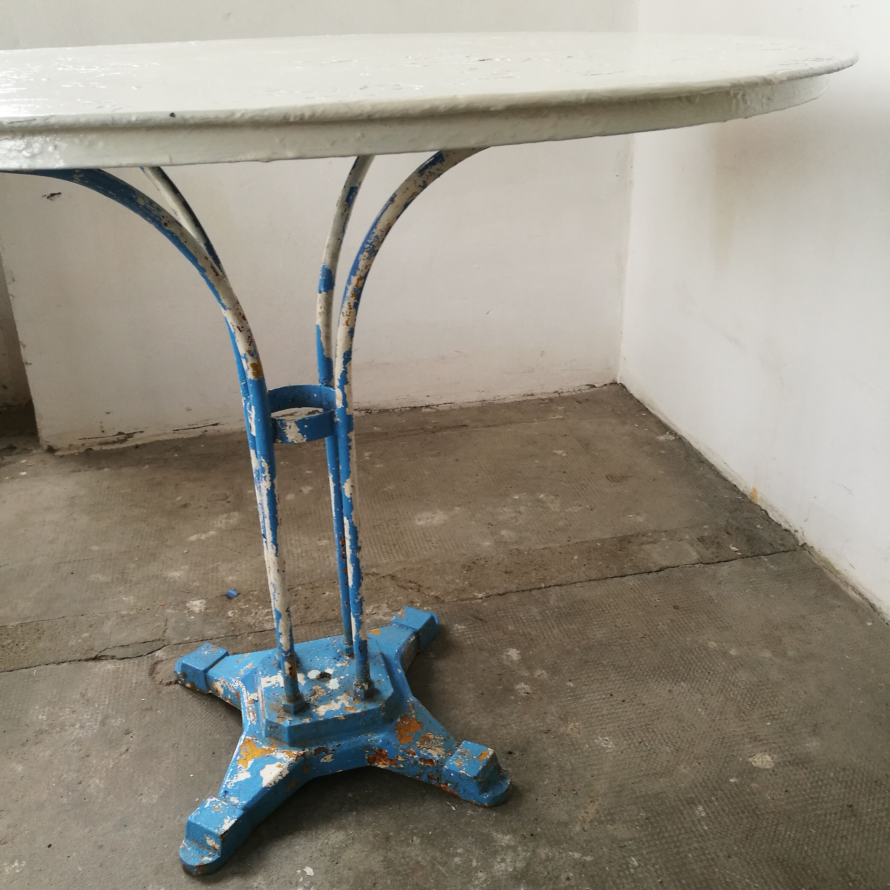 Guerin metal garden table, bistro table, cast foot