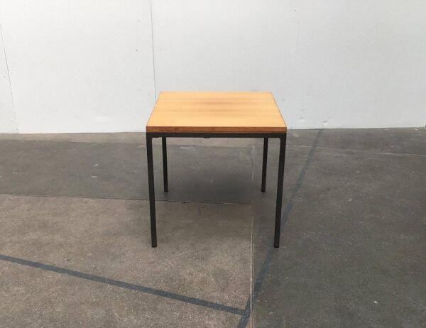 Table d'appoint minimaliste modèle T-Angle par Florence Knoll pour Knoll International, années 1950