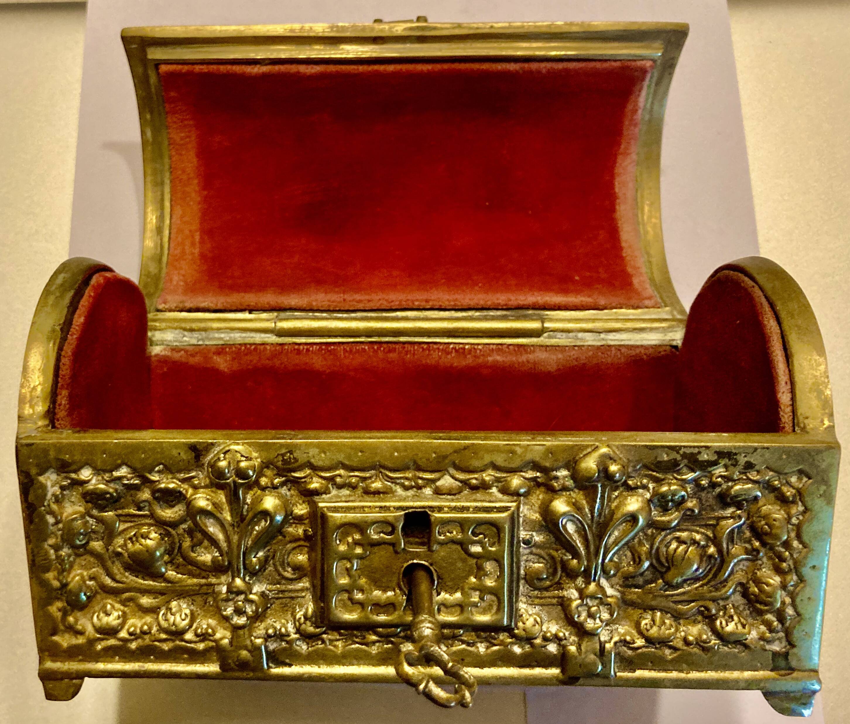 Jewelry chest with its bronze key, Renaissance style, 19th century fleur-de-lis decoration