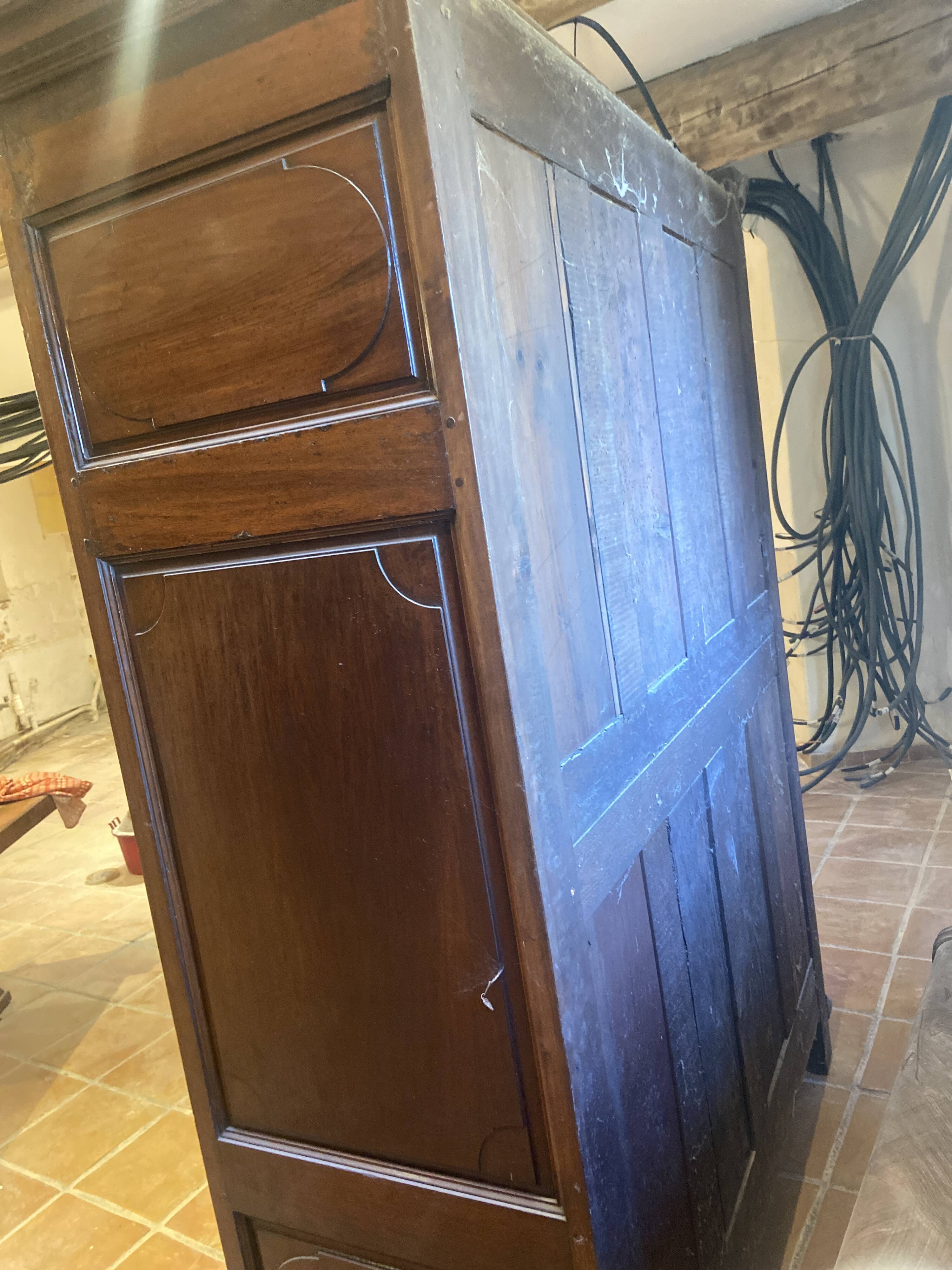 Grande armoire lingère de style Louis XIV en bois massif – XIXe siècle
