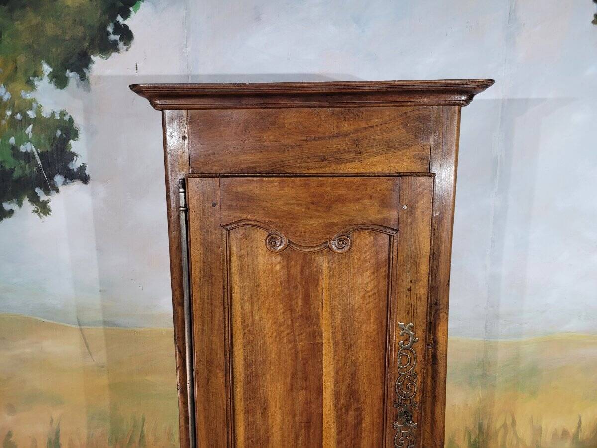 Small walnut bonnetière from the early 19th century.
