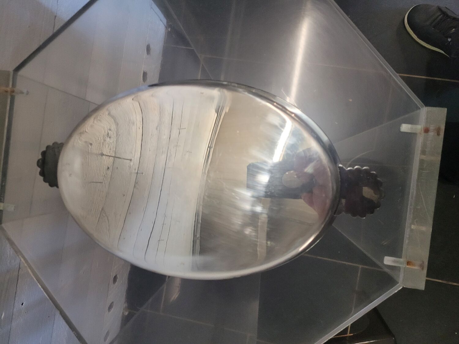 Hollow plate in silver metal