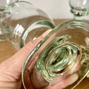 4 verres sur pied en verre soufflé artisanal de teinte verte