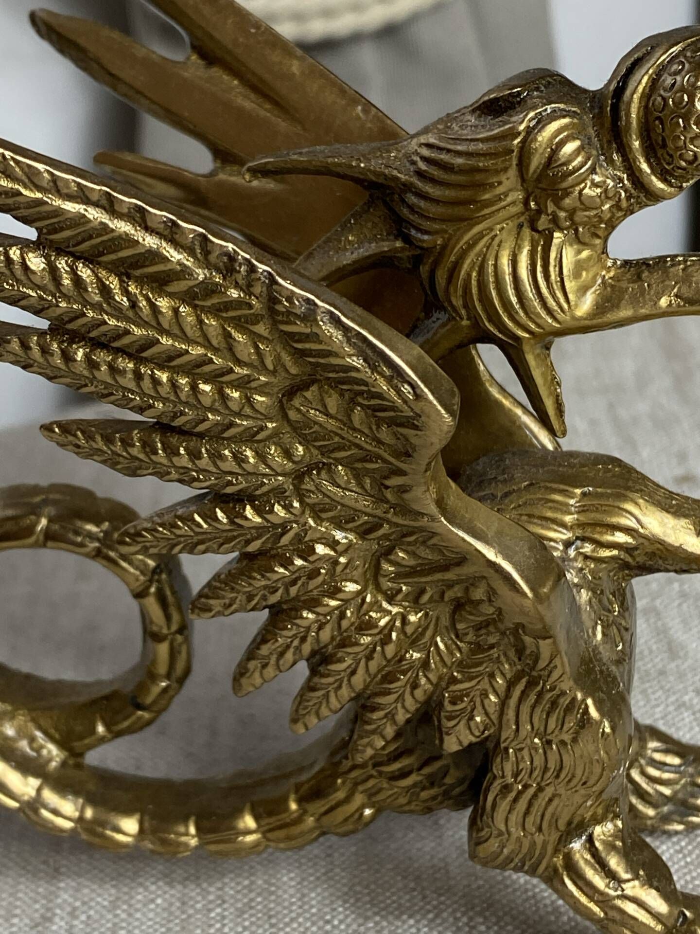 Paire de bougeoirs chimères en bronze