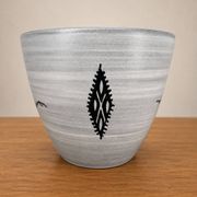 Cache-pot Milet Sèvres, décor main d'une femme agenouillée 1950