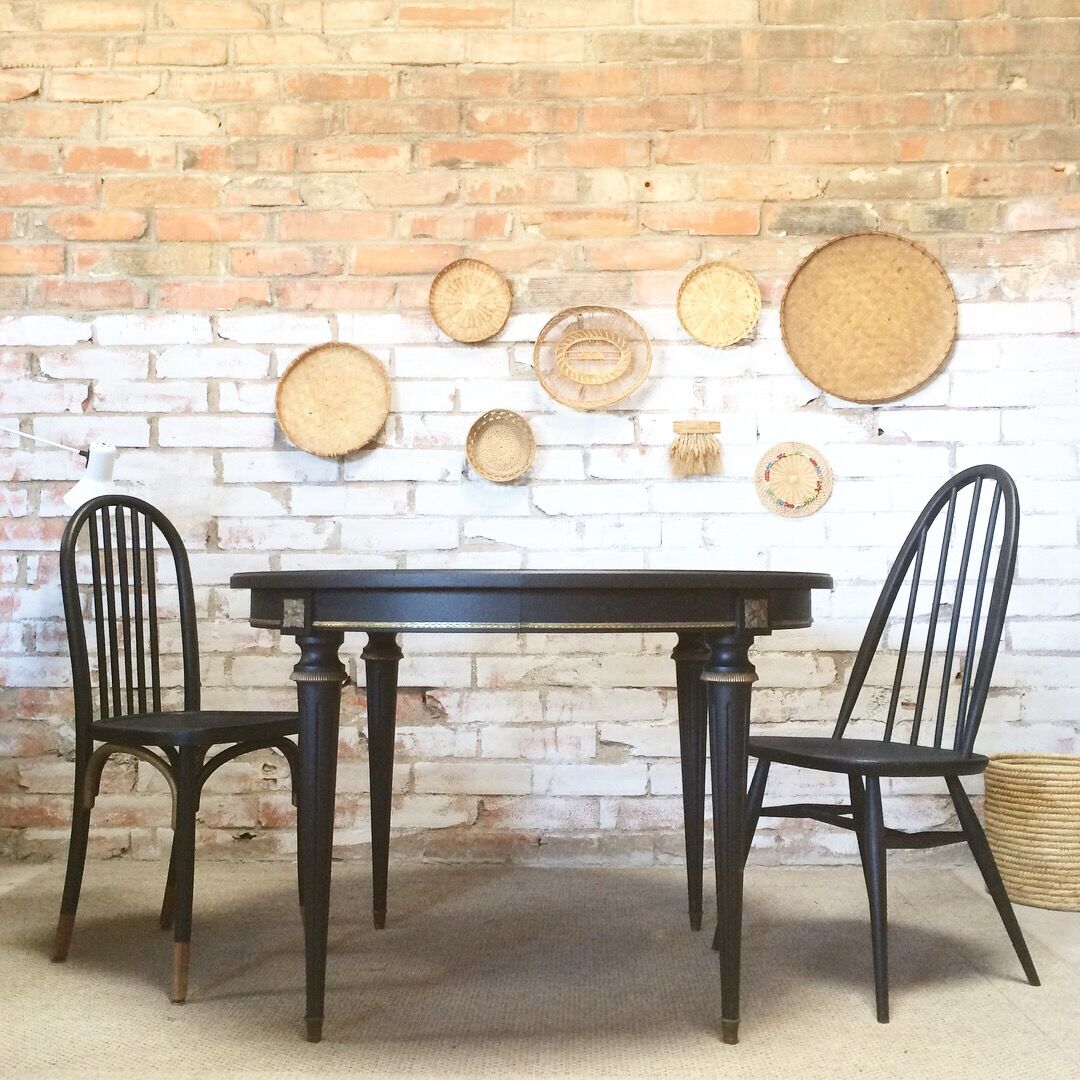 Louis XVI style extendable round table