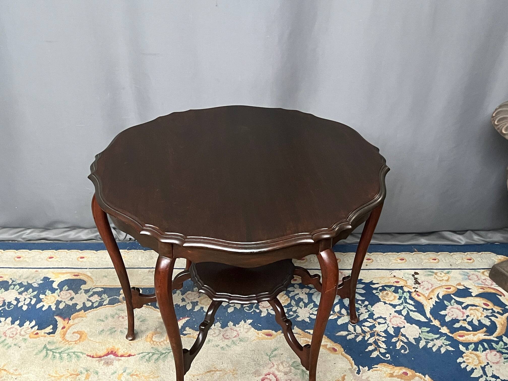 Victorian style coffee table. Mahogany. England. 19th century.