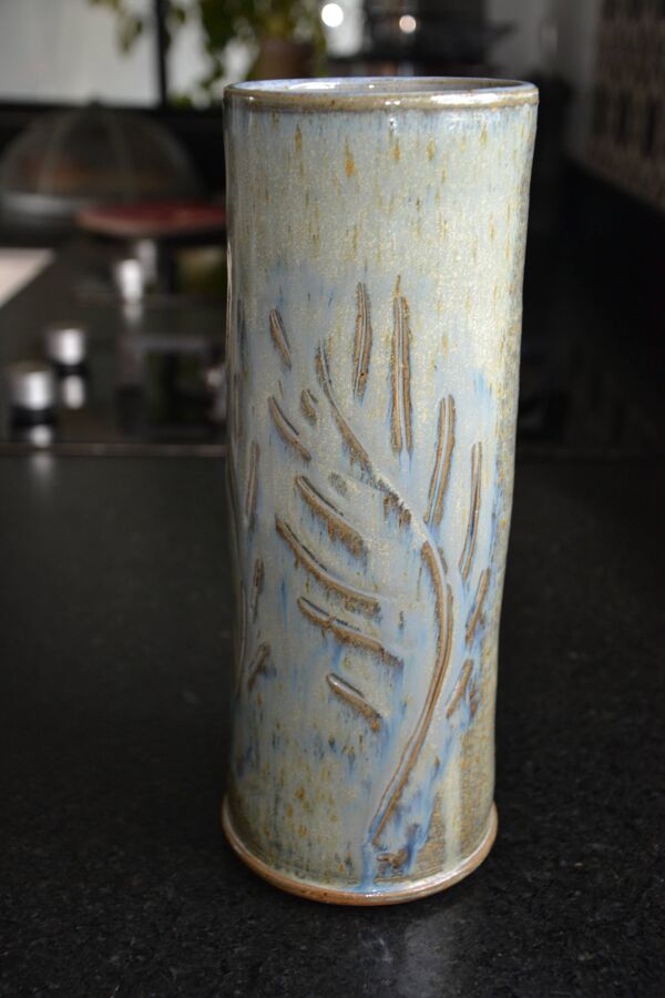 Vase rouleau/tube en grès ciselé et vernissé signé