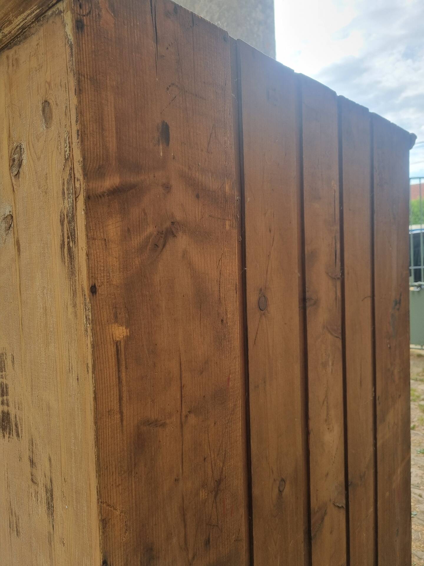 Wooden bonnetière