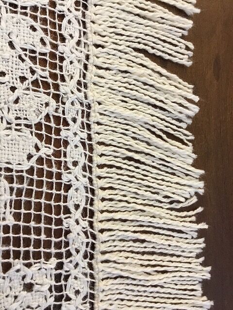 Old napperon in knotted and hand-embroidered fillet