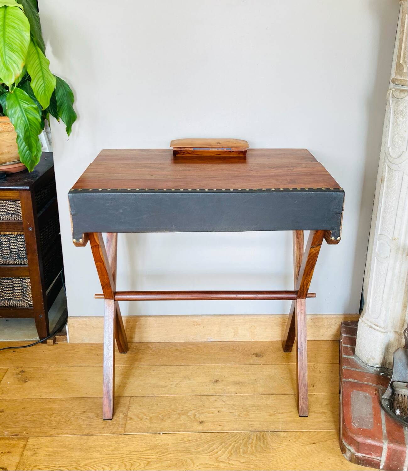 Desk, writing desk in solid rosewood and studded leather, 20th century.