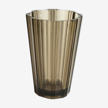 Vase en verre fumé rainuré