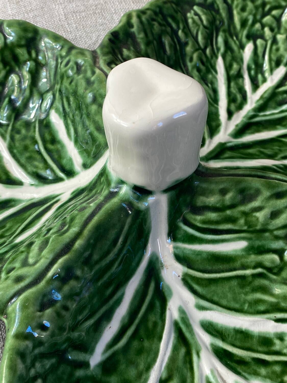 Cabbage leaf serving dish in majolica