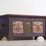 Malle bleue ancienne avec détails floraux peints à la main, c.1870