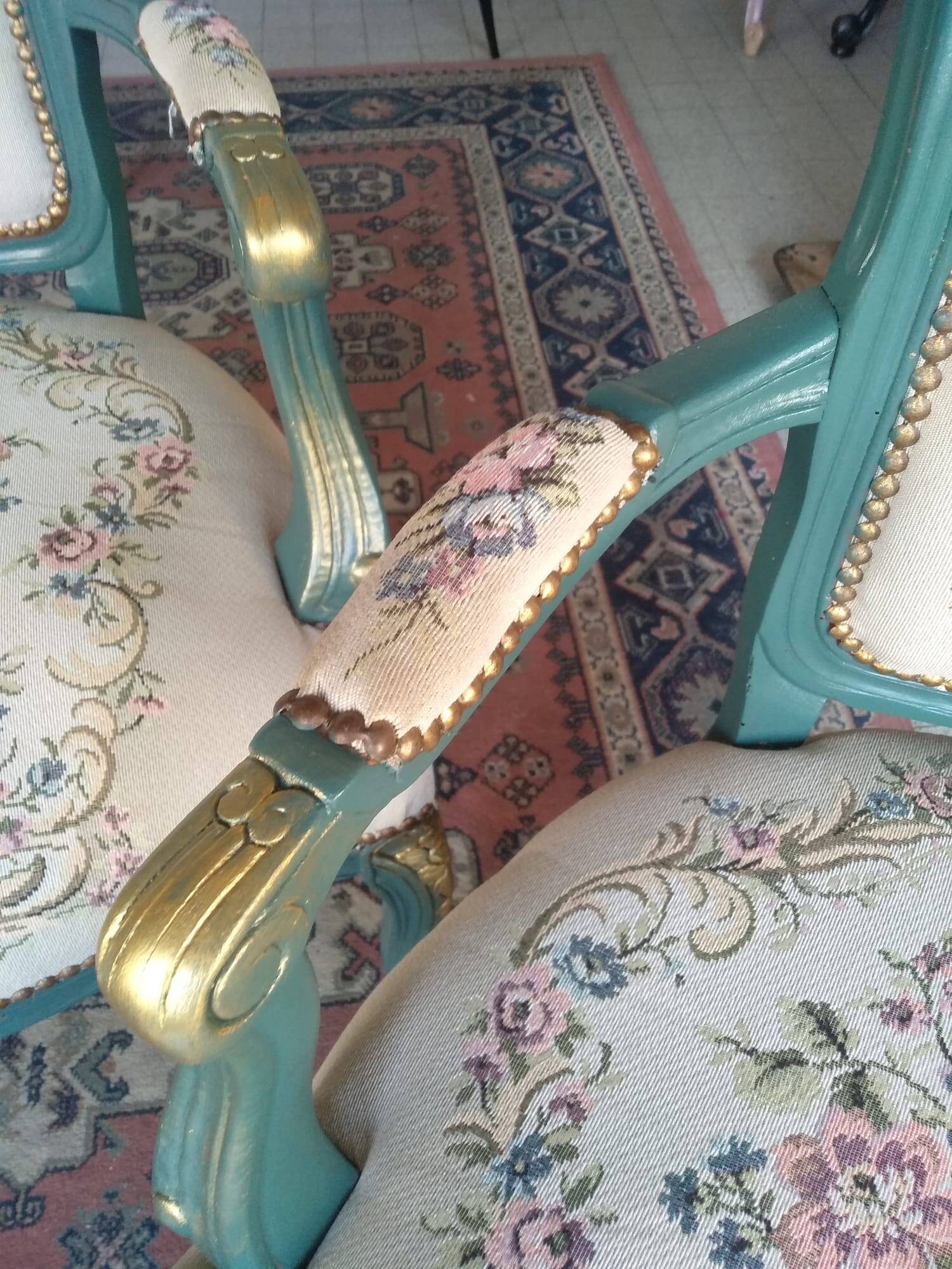 Lot de 2 fauteuils cabriolets de Style Louis XV, rénovés.