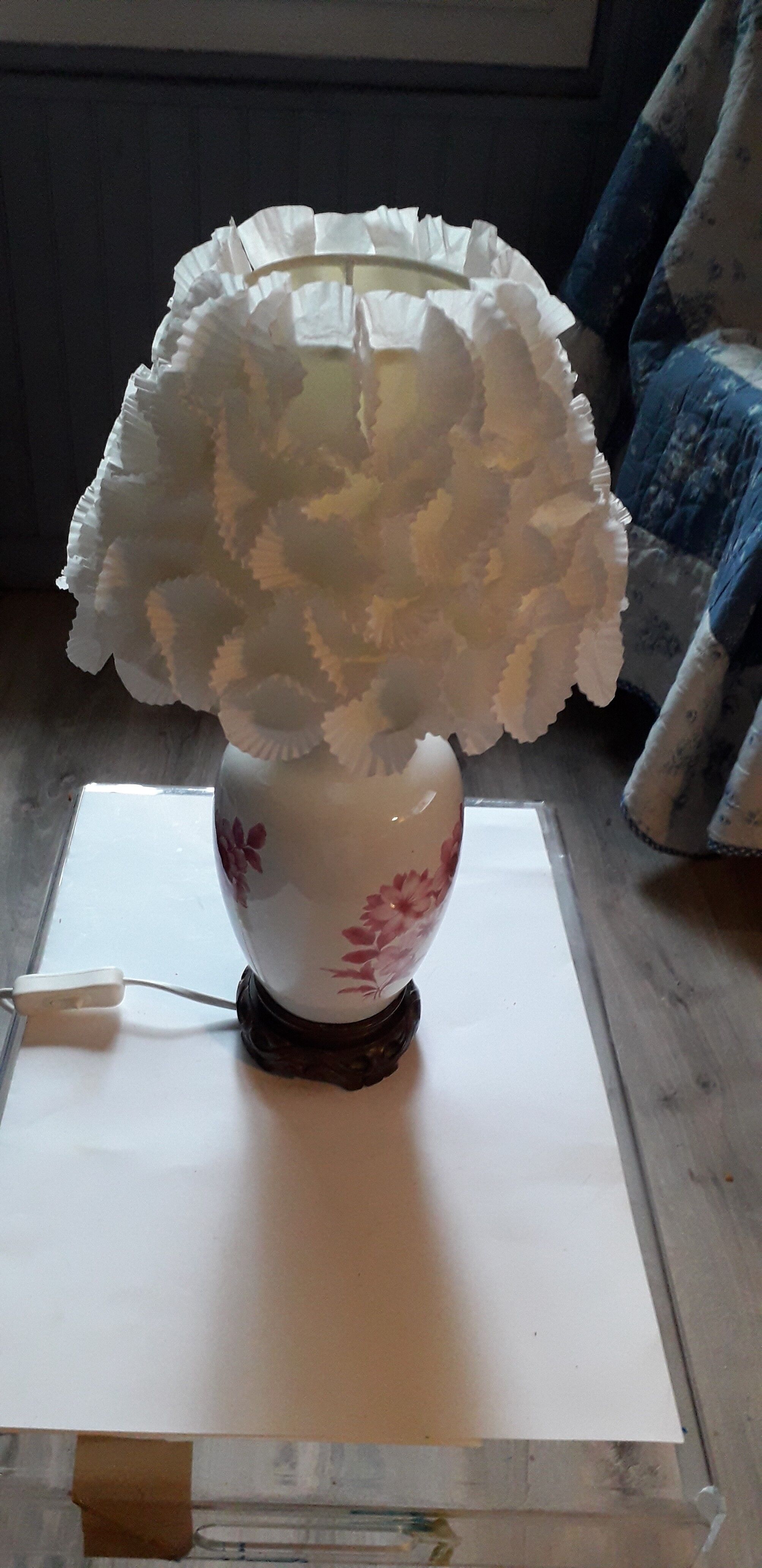 White porcelain lamp with Chinese style floral decoration