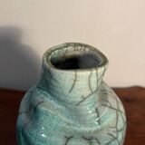 Vase en porcelaine céladon craquelée forme libre