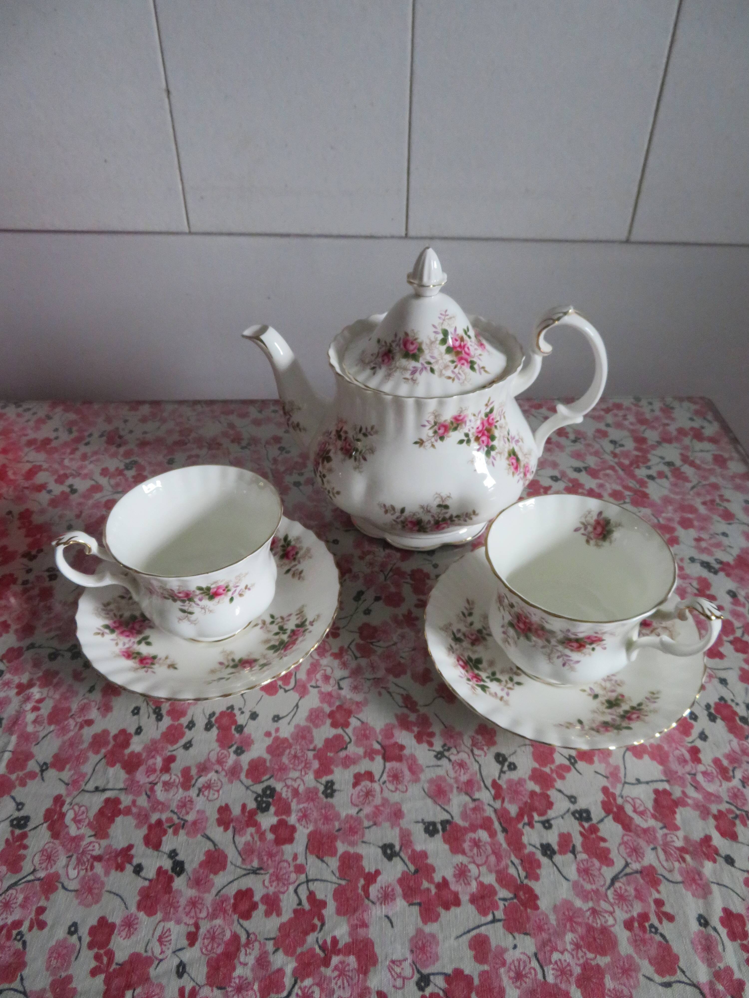 Teapot and its 2 cups and saucers Royal Albert Porcelaine "Lavender Rose"